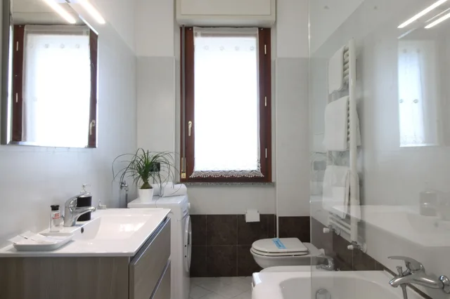 شقة ديلوكس بسرير كوين بشرفة بغرفة نوم واحدة مع أريكة، HQ Aparthotel Milano Inn - Smart Suites 6/8