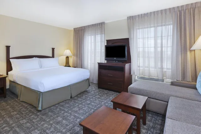 جناح بسرير كوين بغرفة نوم واحدة لذوي الإعاقة، Staybridge Suites Lansing-Okemos 1/4