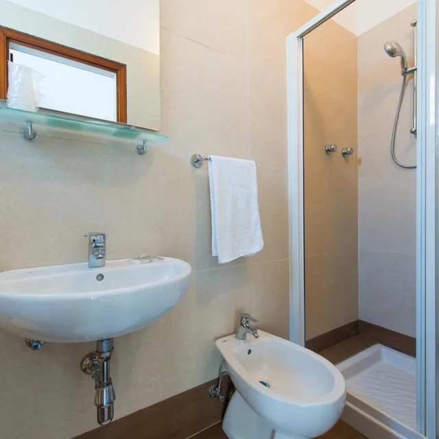 غرفة رباعية، Hotel Sirena 5/9