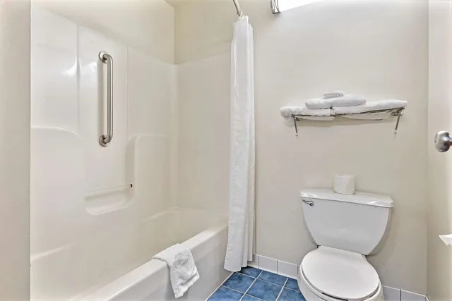 جناح بسريرين كوين مع أريكة بمنطقة جلوس، Best Western Clearlake Plaza 3/3