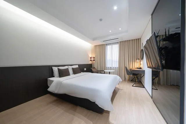 Room, Double Bed, Ramada by Wyndham Yongin 1/2