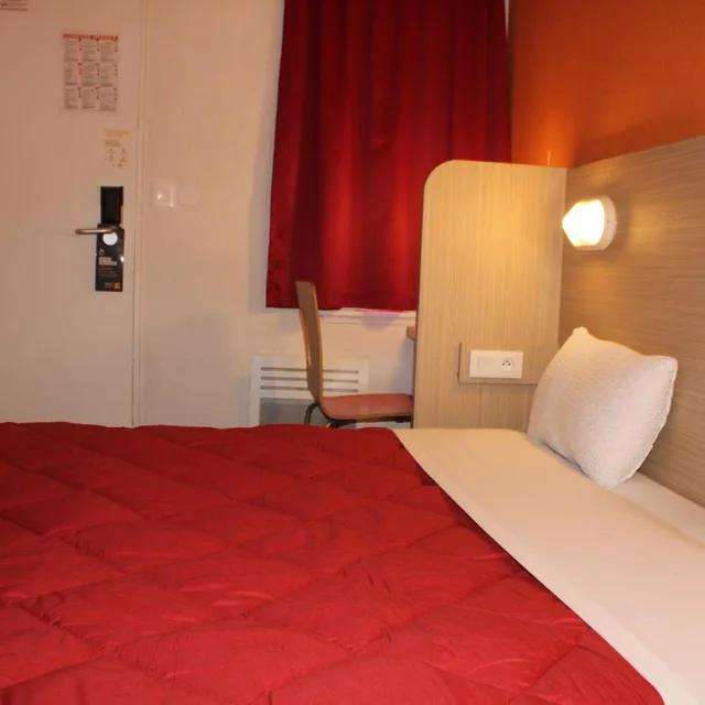 Room, Double Bed, Premiere Classe Saint Quentin En Yvelines Elancour 1/7