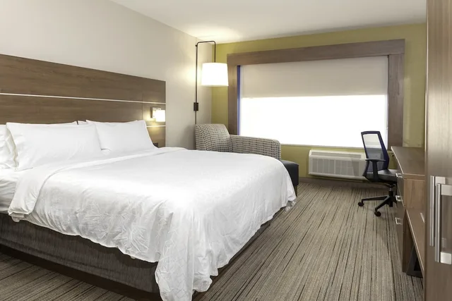 Standard, King Bed, Holiday Inn Express and Suites Phoenix East - Gilbert 3/5