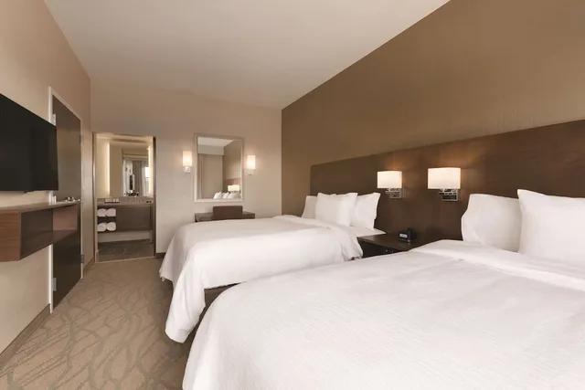 جناح بريميير بسريرين كوين، Embassy Suites Akron-Canton Airport 1/4