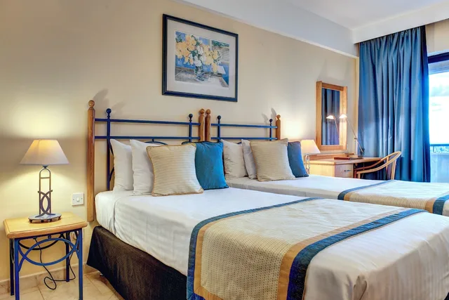 غرفة سوبيريور بسريرين منفصلين بإطلالة على البحر، Verdi St. George's Bay Marina 2/8
