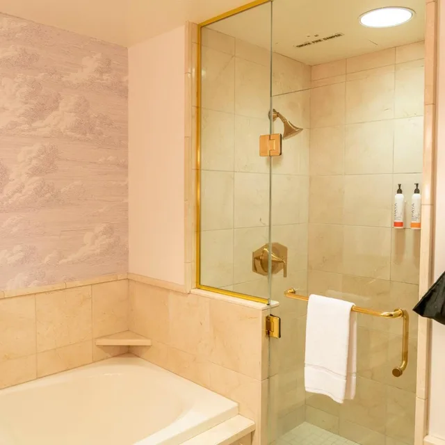 غرفة بسرير كينج بشرفة، Carlton Hotel 6/7