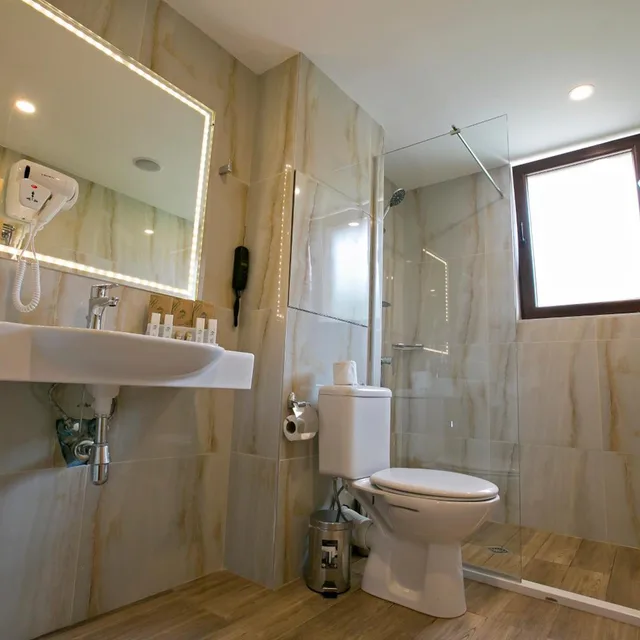 جناح بسرير كينج بشرفة بغرفة نوم واحدة، Royal Grand Hotel & Spa 5/5
