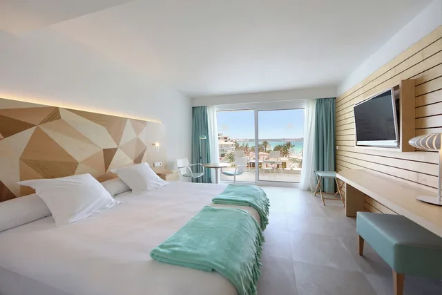 غرفة بسرير كوين بشرفة بإطلالة جزئية على البحر، Iberostar Selection Playa De Palma 2/6