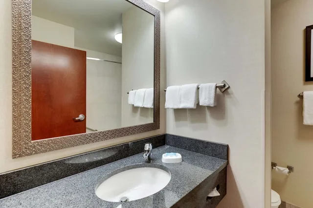 غرفة ديلوكس بسرير كينج، Drury Inn and Suites Kansas City Independence 4/4