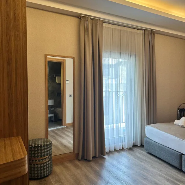 غرفة بسرير كوين بشرفة بإطلالة جزئية على البحر، Hotel Ravi Istanbul 3/7