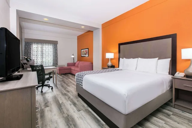1 Bedroom, Suite, King Bed, La Quinta Inn & Suites by Wyndham Fredericksburg 1/4