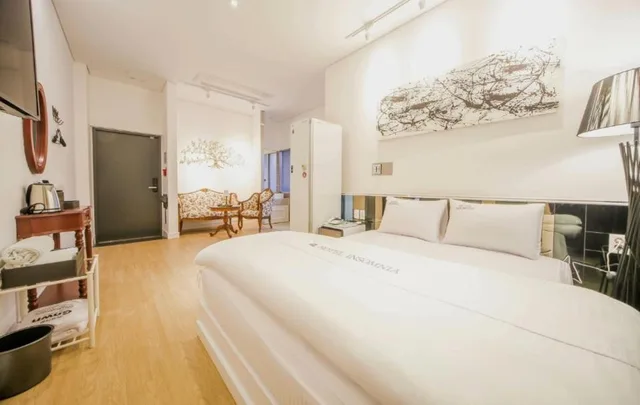 Suite, Double Bed, Hotel Insomnia 2/9