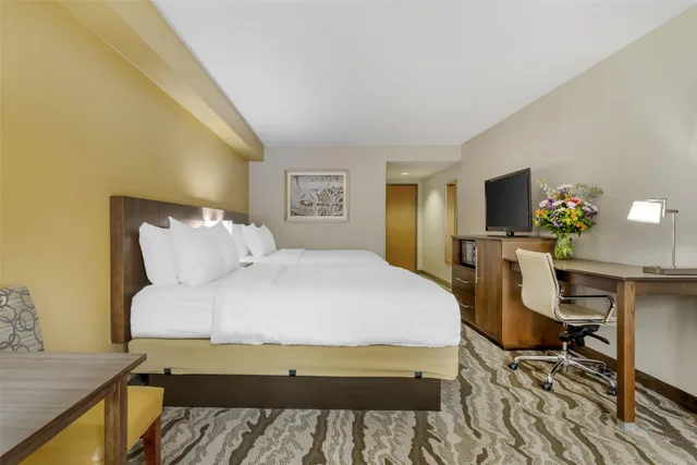 جناح بسريرين كوين بشرفة بإطلالة، Best Western Plus River Escape Inn & Suites 2/4