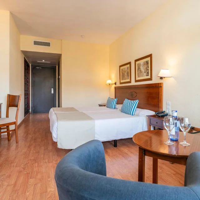 غرفة سوبيريور بسريرين منفصلين بإطلالة على البحر، Leonardo Hotel Torremolinos Costa del Sol 4/5