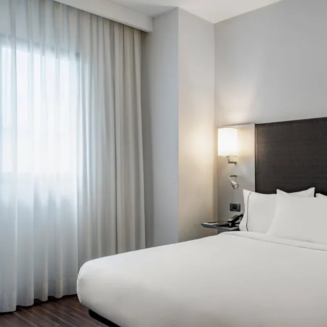 غرفة قياسية بسرير كوين، AC Hotel Algeciras by Marriott 2/5