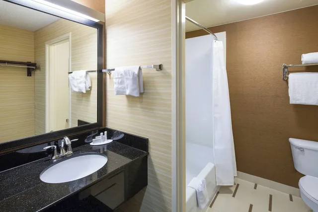 غرفة بسرير كوين مع أريكة، Fairfield Inn Suites San Antonio Airport North Star Mall 3/4