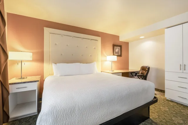 جناح بسرير كينج، Ramada by Wyndham State College Hotel & Conference Center 1/5