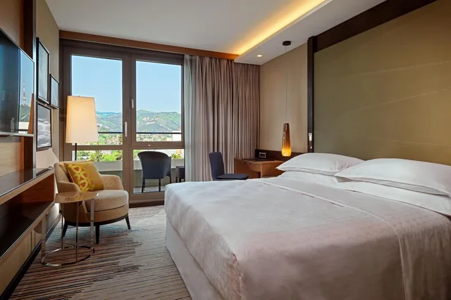غرفة ديلوكس بسرير كينج بإطلالة على المدينة بشرفة، Sheraton Grand Tbilisi Metechi Palace 1/6