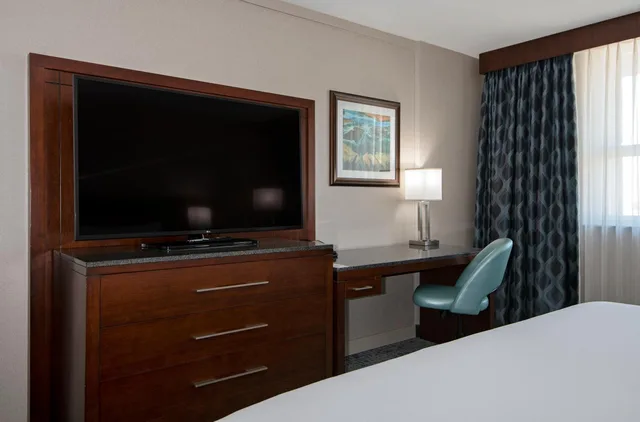 غرفة بسرير كينج وسريرين كوين، Doubletree By Hilton Kamloops 10/10