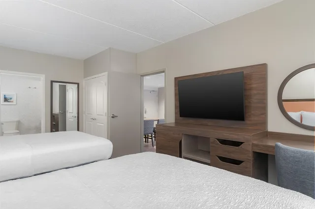 جناح بسريرين كوين مع أريكة بمطبخ صغير، Hampton Inn Altoona 5/10