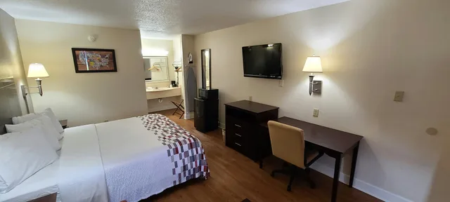 غرفة سوبيريور بسرير كينج للمدخنين، Econo Lodge Tifton 1/3