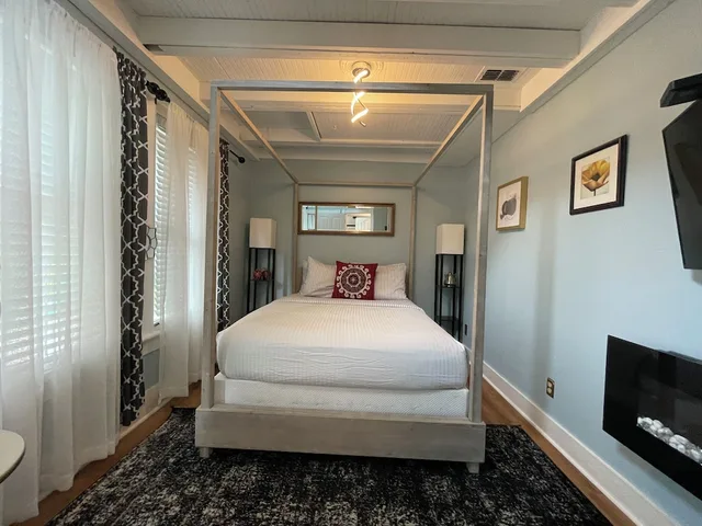 جناح ديلوكس بسريرين كوين بإطلالة على الفناء بغرفتي نوم، Peace and Plenty Inn B&B 4/5