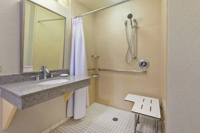 Standard, King Bed, Accessible, Crowne Plaza Columbus North-Worthington 7/7