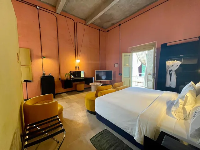 Superior, Suite, Pug Seal Oaxaca 8/10