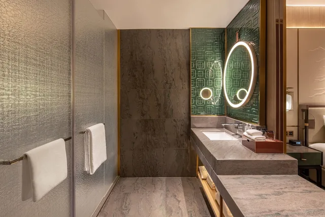 غرفة بريميوم بسريرين منفصلين بإطلالة على المدينة، HUALUXE Qingdao Licang, an IHG Hotel 7/8
