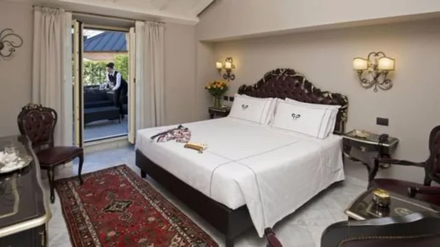 غرفة ديلوكس بسرير كوين بشرفة، Grand Hotel di Parma / UNA Esperienze 1/2