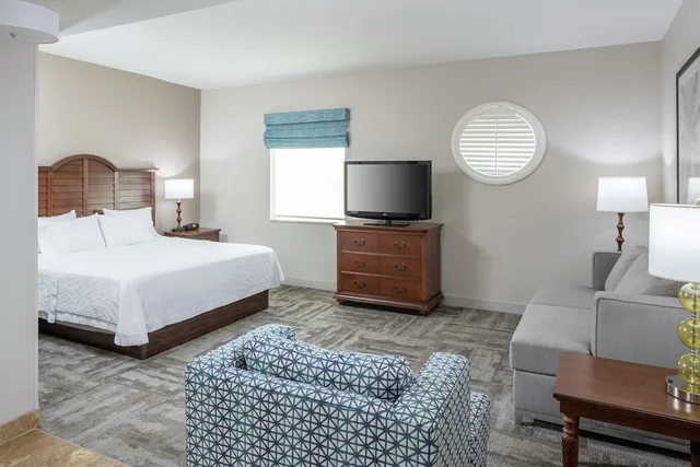استوديو بسرير كينج مع أريكة بمطبخ صغير لذوي الإعاقة، Hampton Inn New Smyrna Beach 4/9