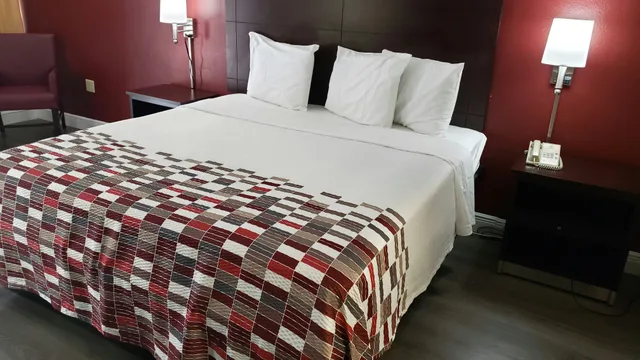 Suite, King Bed, Red Roof Inn Kenner - New Orleans Airport NE 2/4