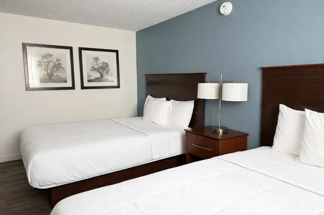 غرفة بسريرين كوين، Hotel 8 Fergus Falls 2/5