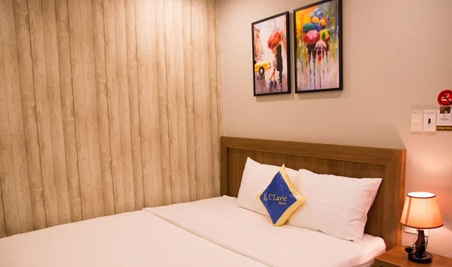 Standard, Queen Bed, No Window، C'Lavie Hotel - Saigon Airport Hotel 4/6