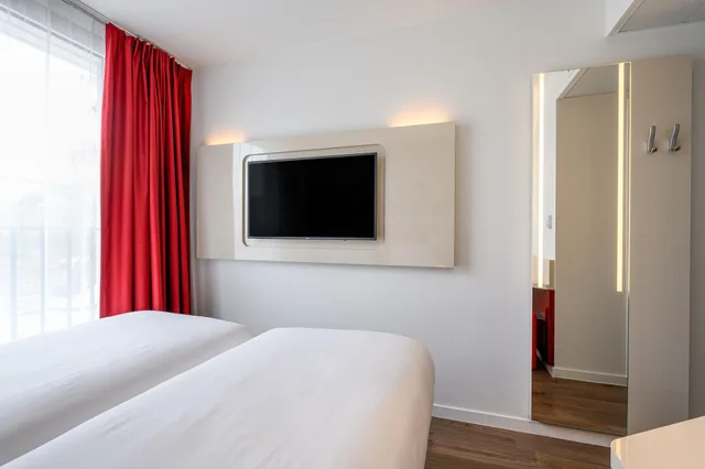 Classic, Double Bed, B&B HOTEL Brussels Centre Gare du Midi 3/4
