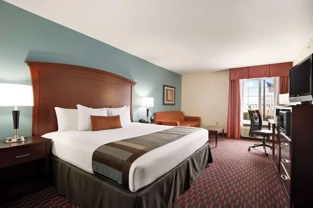 غرفة بسرير كينج لذوي الإعاقة، Wingate By Wyndham San Marcos 2/5