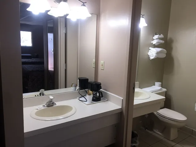 غرفة بسريرين مزدوجين، German Village Inn 2/2