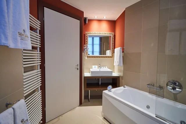 Superior, Convertible Double Bed, Jetted Tub، Hotel Centrale, BW Signature Collection 4/5