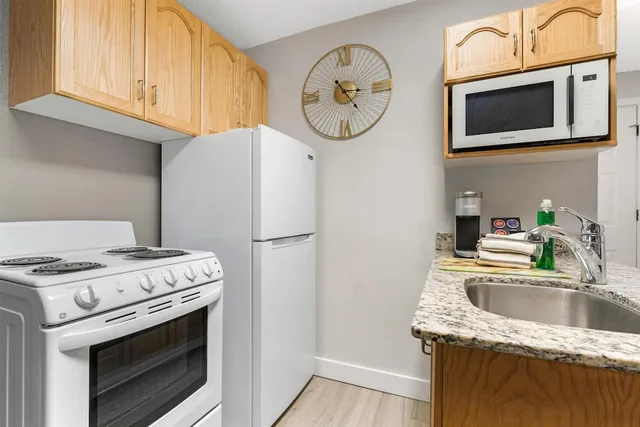 Suite, 2 Queen Beds, Sofa, Kitchen, Best Western Inn At Penticton 9/9