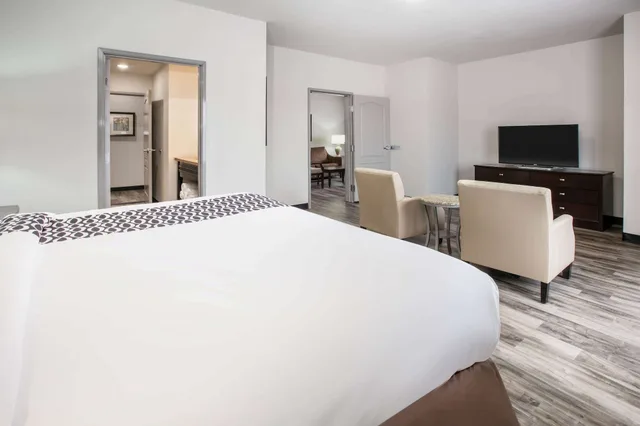 جناح عائلي ديلوكس بسرير كينج لذوي الإعاقة، La Quinta Inn and Suites by Wyndham DFW Airport West - Euless 5/7