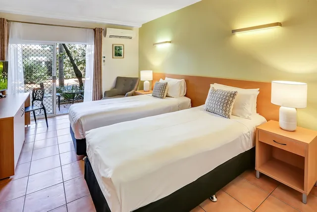 غرفة قياسية بسريرين منفصلين، CORAL TREE INN 1/4