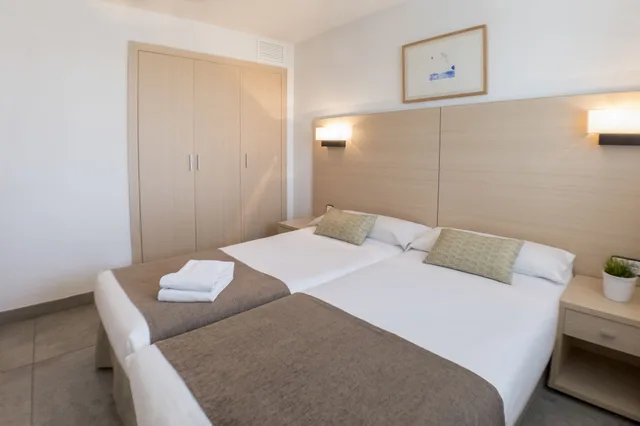 شقة عائلية بسريرين منفصلين بشرفة بغرفة نوم واحدة مع أريكة، Cye Salou Apartments 3/4