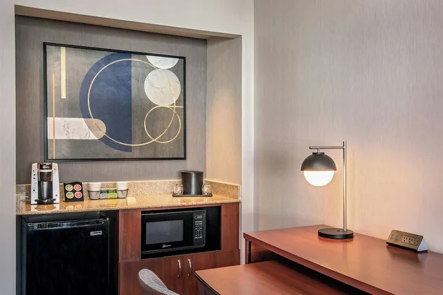 جناح بسرير كينج بغرفة نوم واحدة مع أريكة، Courtyard by Marriott Boston Andover 7/8