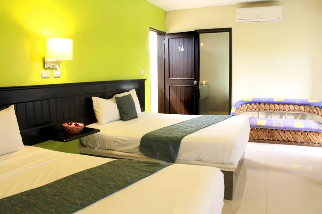 غرفة ثلاثية، Hotel Nautilus 1/4