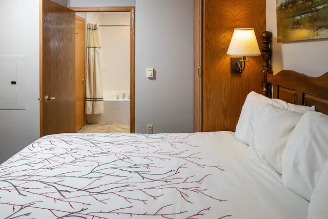 غرفة قياسية بسرير كينج بغرفة نوم واحدة، Newport Resort 4/7