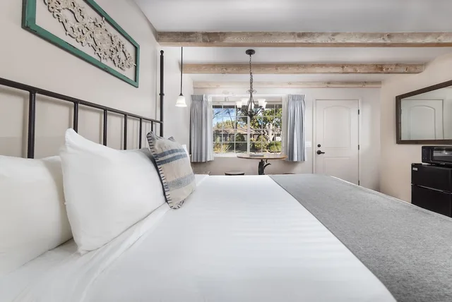 Garden, King Bed، Sky Ranch Lodge 4/6