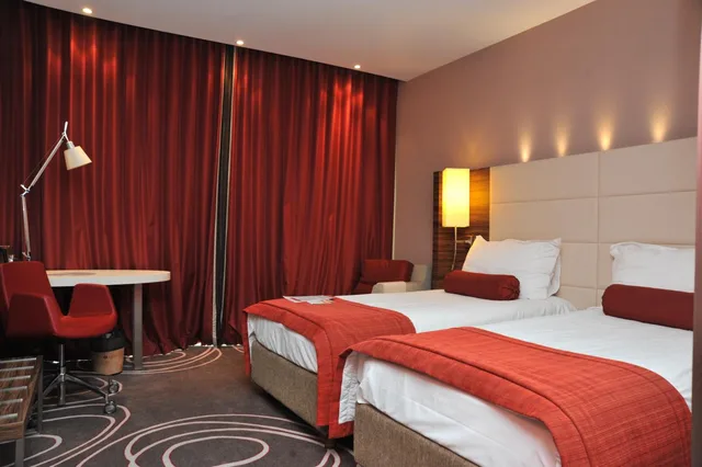غرفة بسريرين منفصلين، Ramada by Wyndham Pitesti 1/4