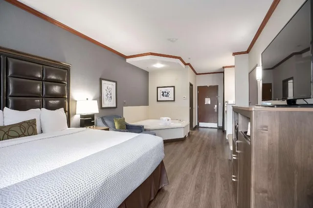 Spa, King Bed, Pool Access، Best Western Plus Northwind Inn Suites 4/10