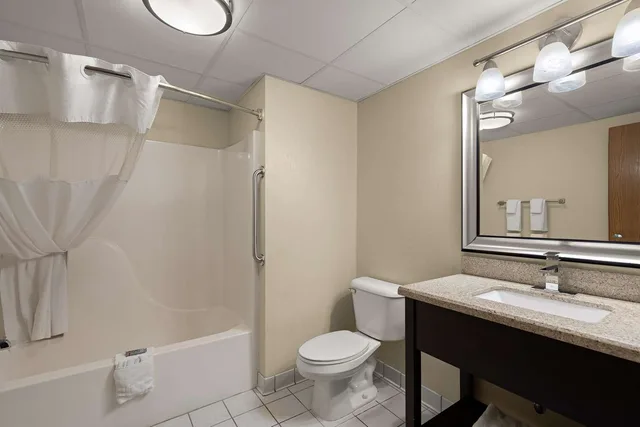 جناح بسرير كينج مع أريكة بحوض جاكوزي، Best Western Germantown Inn 3/3