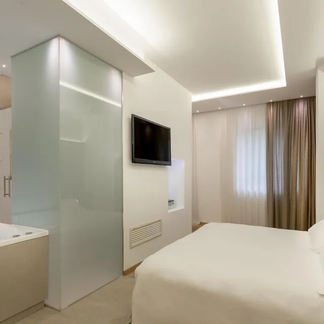 جناح بجاكوزي، Hotel Polo 4/10